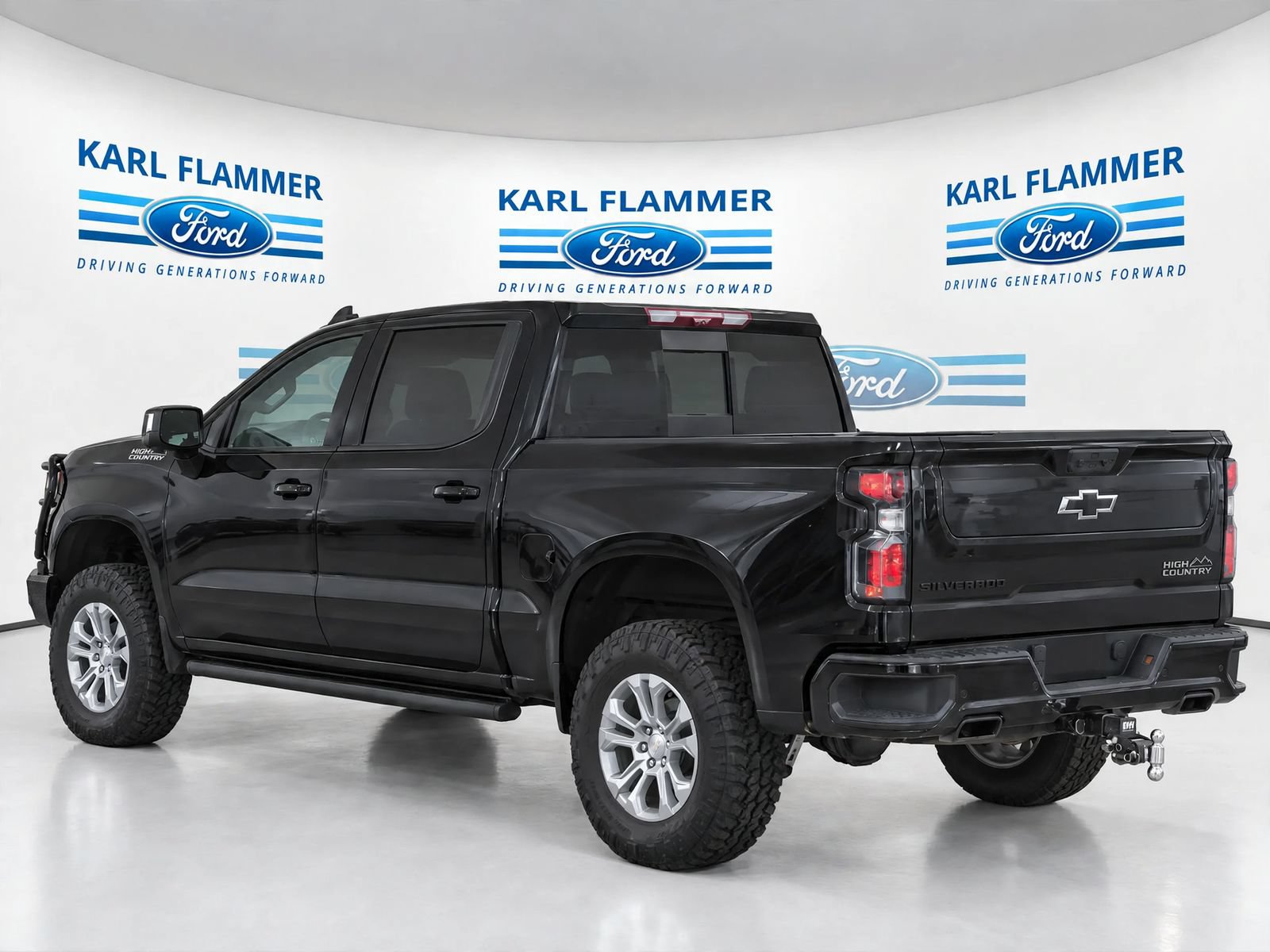 Used 2025 Chevrolet Silverado 1500 High Country w/ High Country Premium Package AWD/4WD image 5
