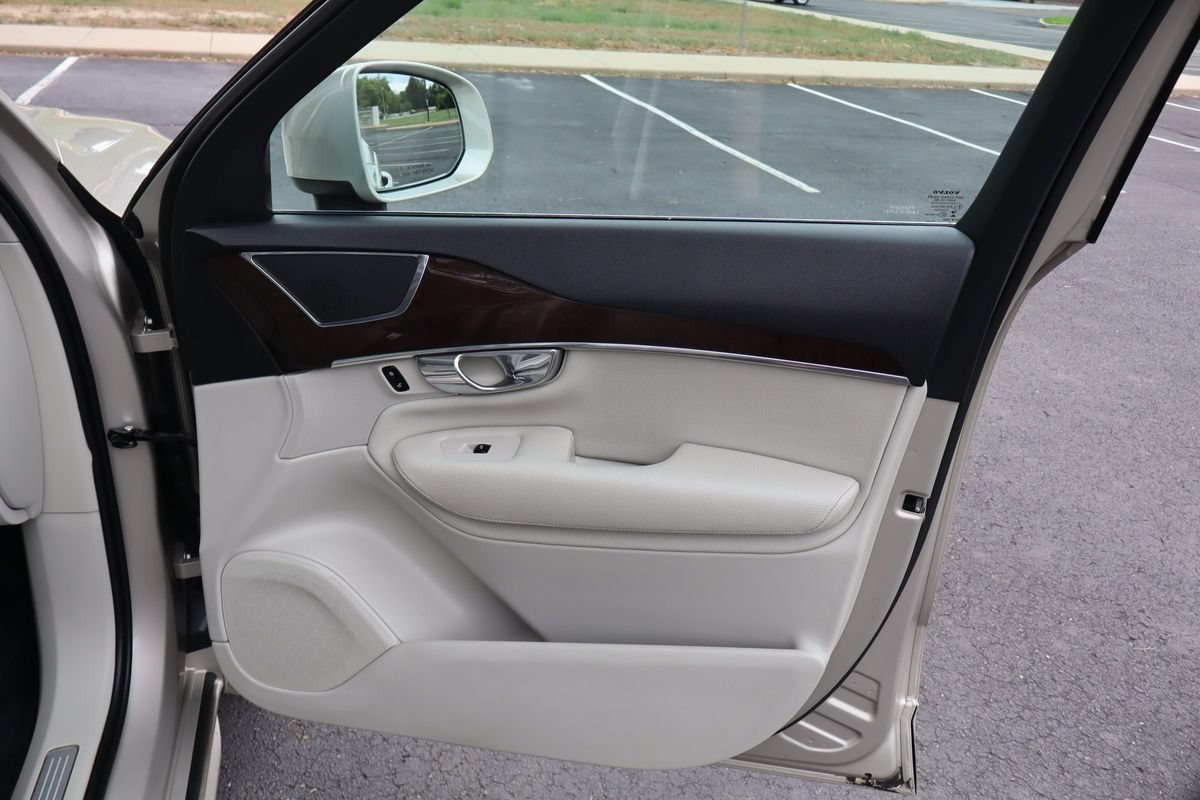Used 2016 Volvo XC90 T6 Momentum w/ Momentum Plus Package AWD/4WD image 28