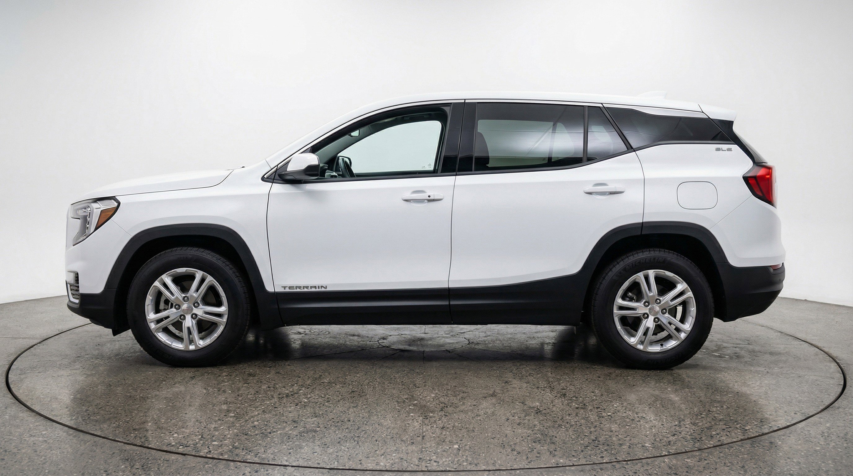 Used 2024 GMC Terrain SLE image 5