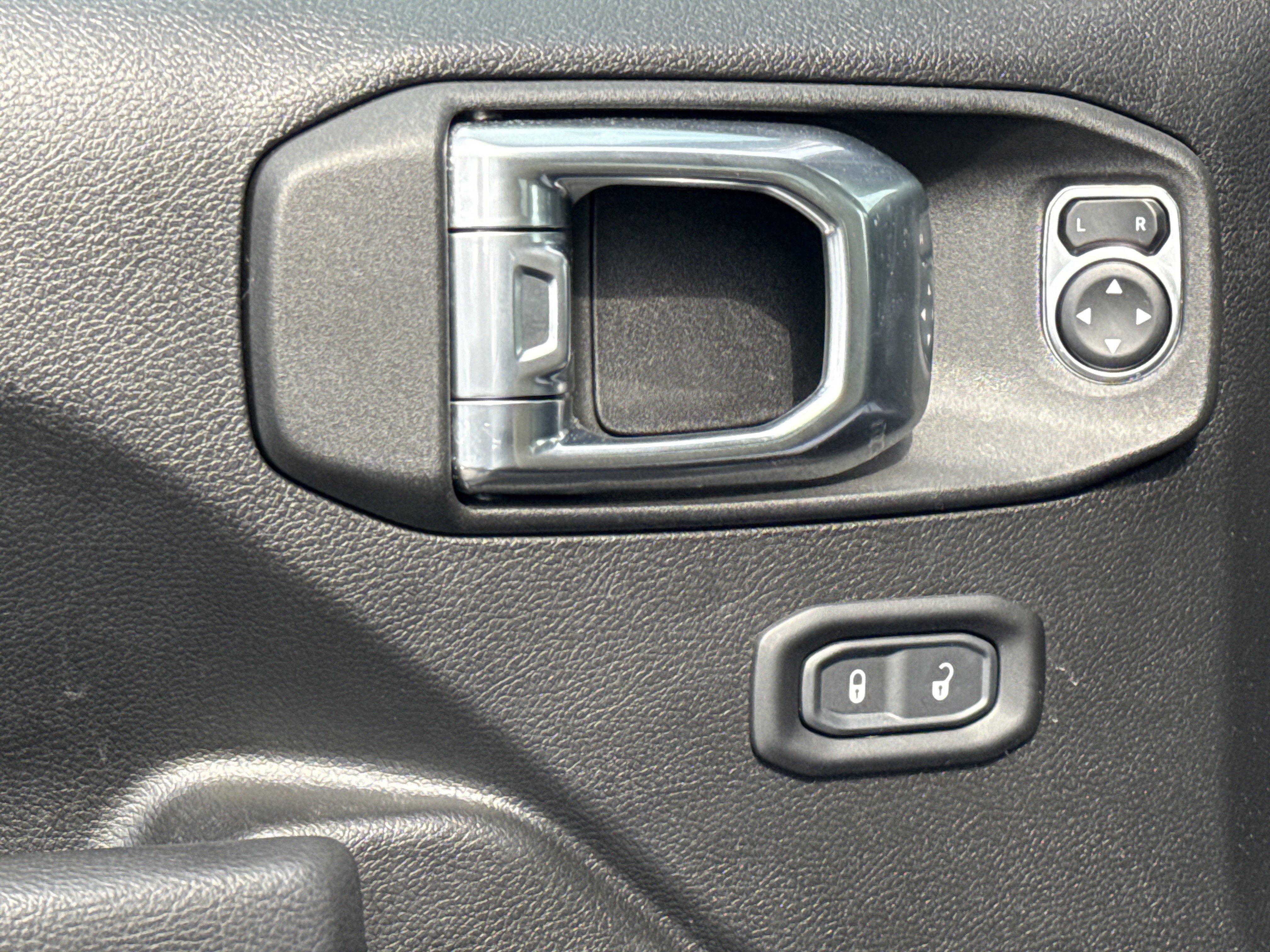 Used 2022 Jeep Wrangler Sport S image 24