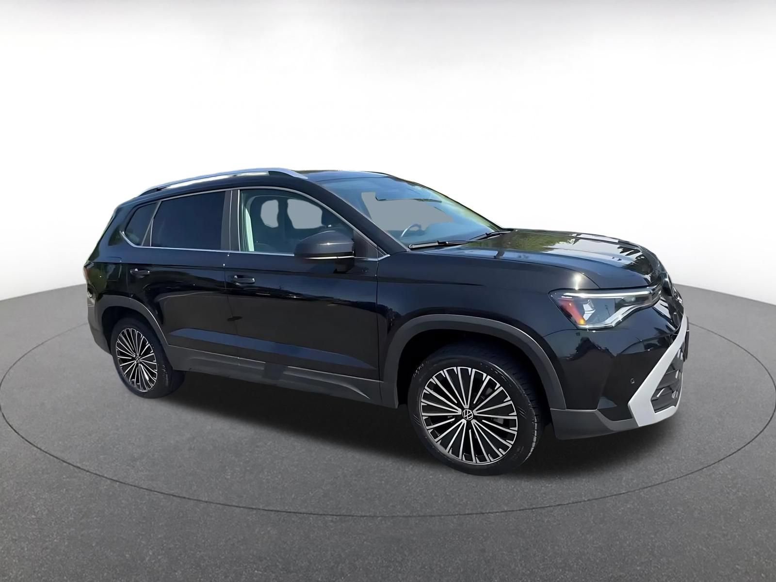 Used 2026 Volkswagen Taos SE FWD image 2