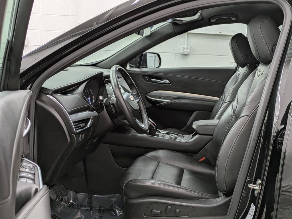 Used 2023 Cadillac XT4 Premium Luxury image 3