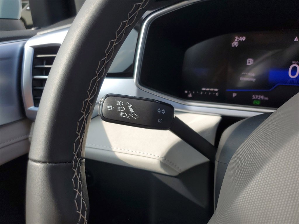 Used 2025 Volkswagen Taos SE image 21