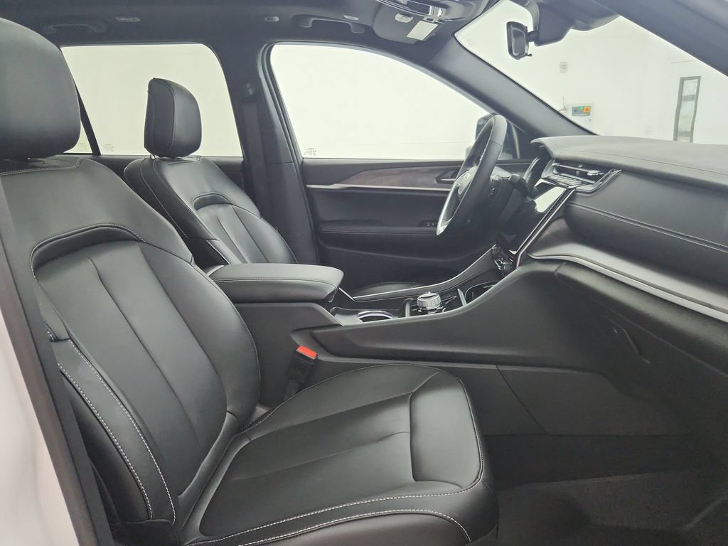 Certified 2025 Jeep Grand Cherokee Limited w/ Black Appearance Package AWD/4WD image 36