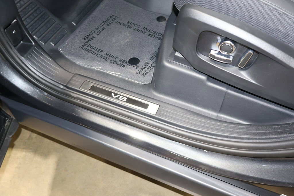 Used 2025 Land Rover Defender 130 V8 image 31