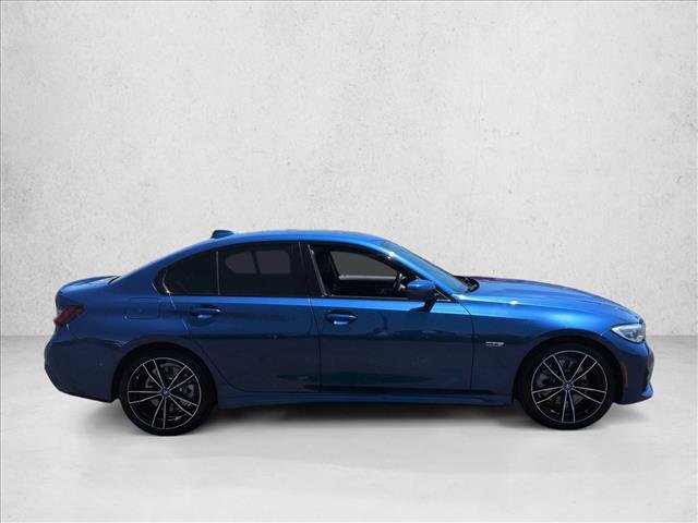 Used 2022 BMW 330e w/ M Sport Package RWD image 9