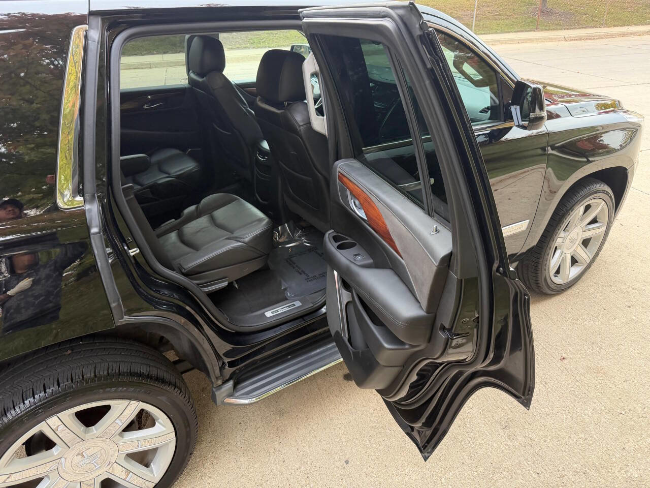 Used 2015 Cadillac Escalade Luxury image 24