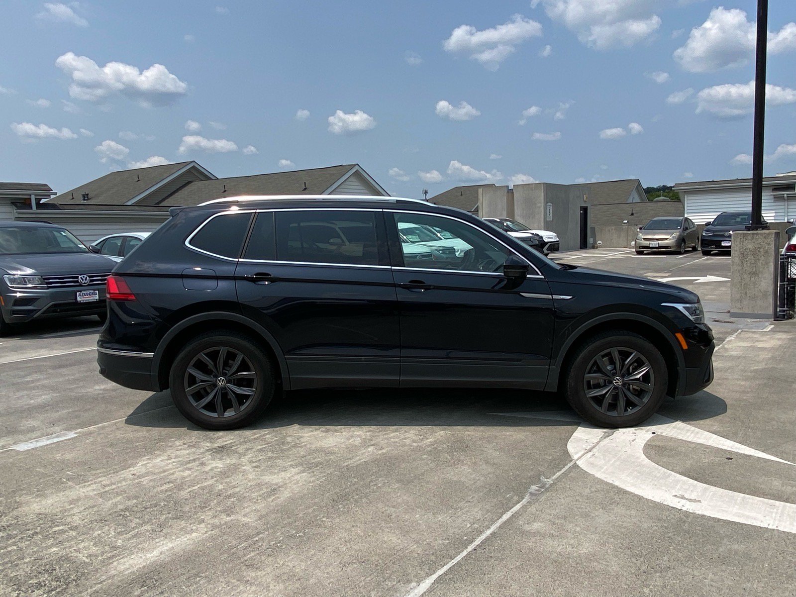 Certified 2023 Volkswagen Tiguan SE w/ Panoramic Sunroof Package AWD/4WD image 2