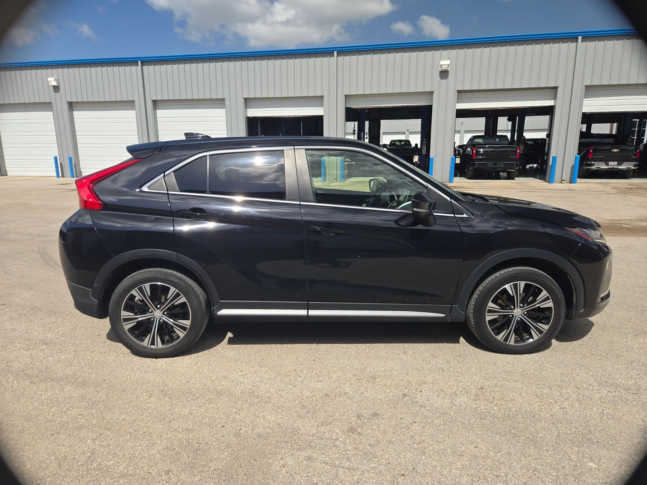 Used 2020 Mitsubishi Eclipse Cross FWD image 2