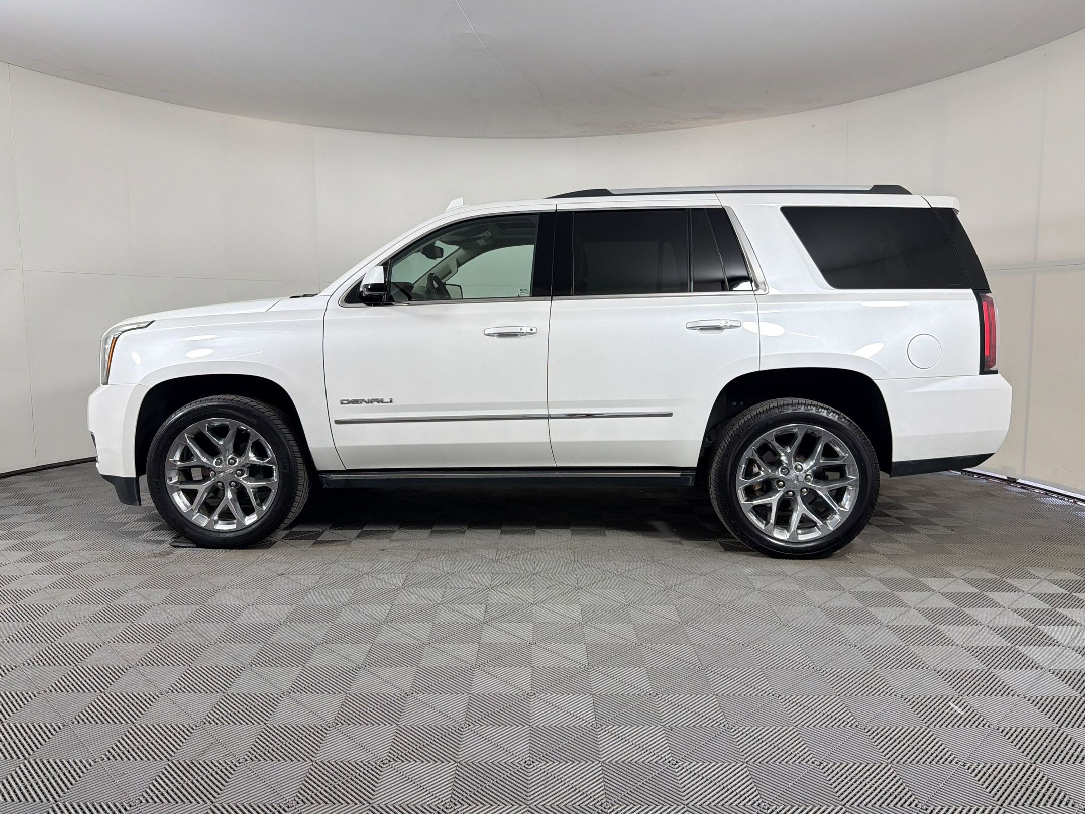 Used 2020 GMC Yukon Denali w/ Denali Premium Package RWD image 2