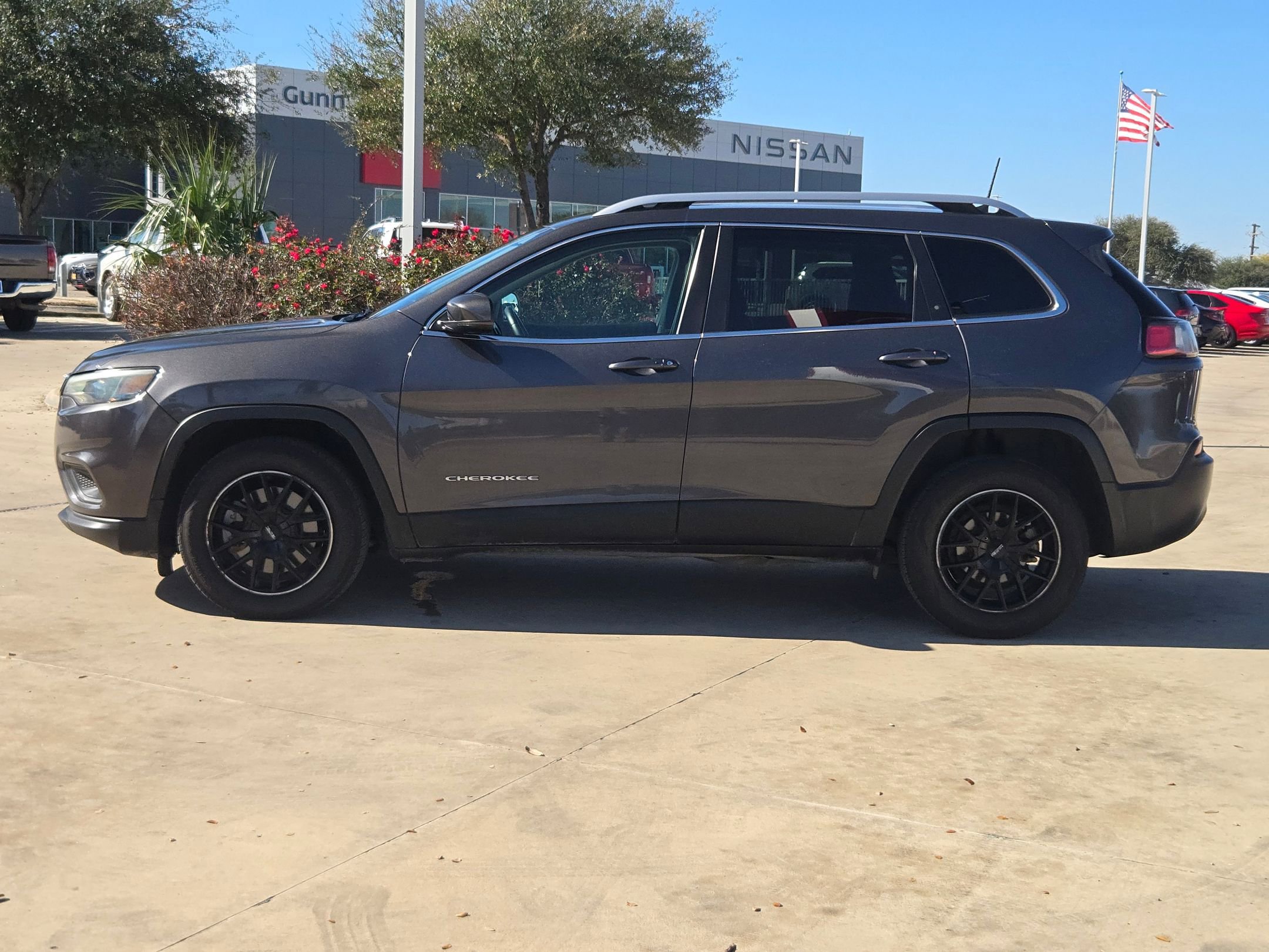 Used 2019 Jeep Cherokee Latitude Plus FWD image 4