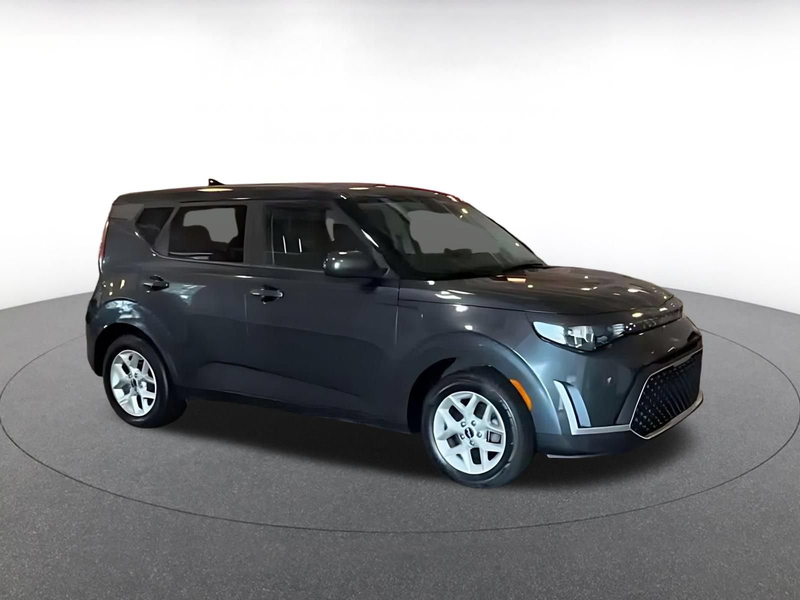 Used 2025 Kia Soul LX w/ LX Technology Package FWD image 2