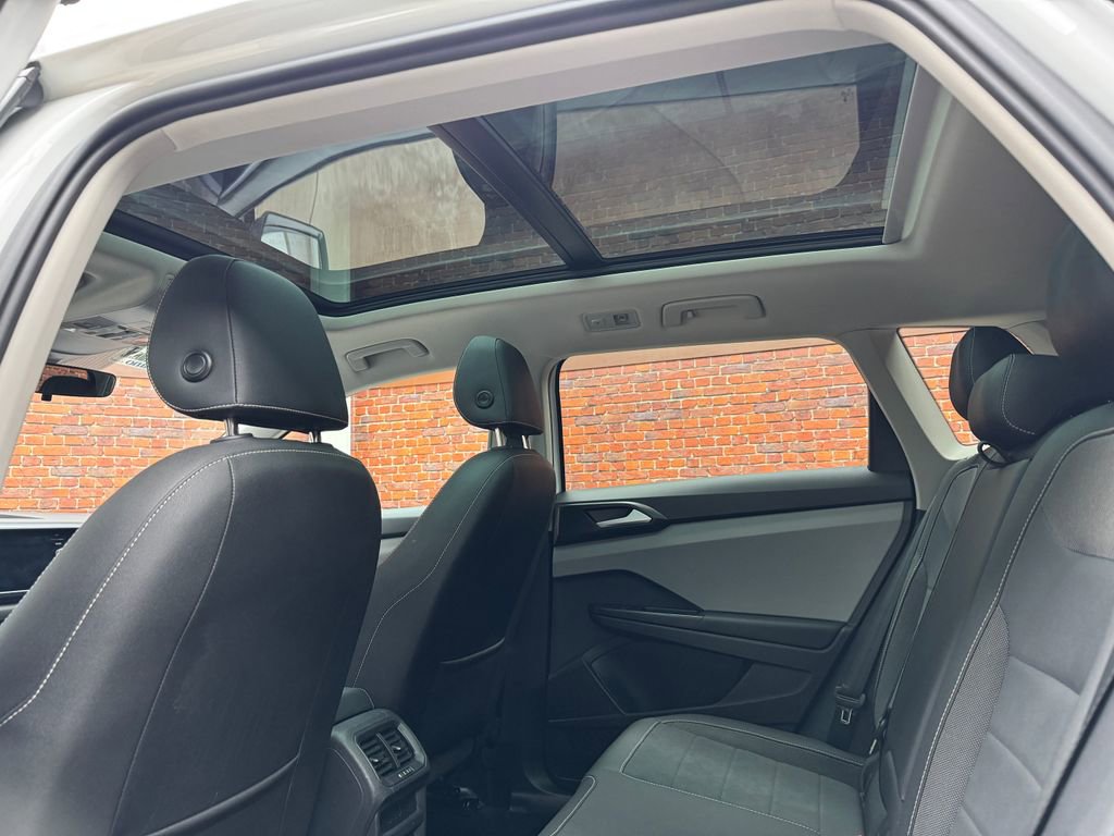 Used 2023 Volkswagen Taos SE w/ Panoramic Sunroof Package AWD/4WD image 3