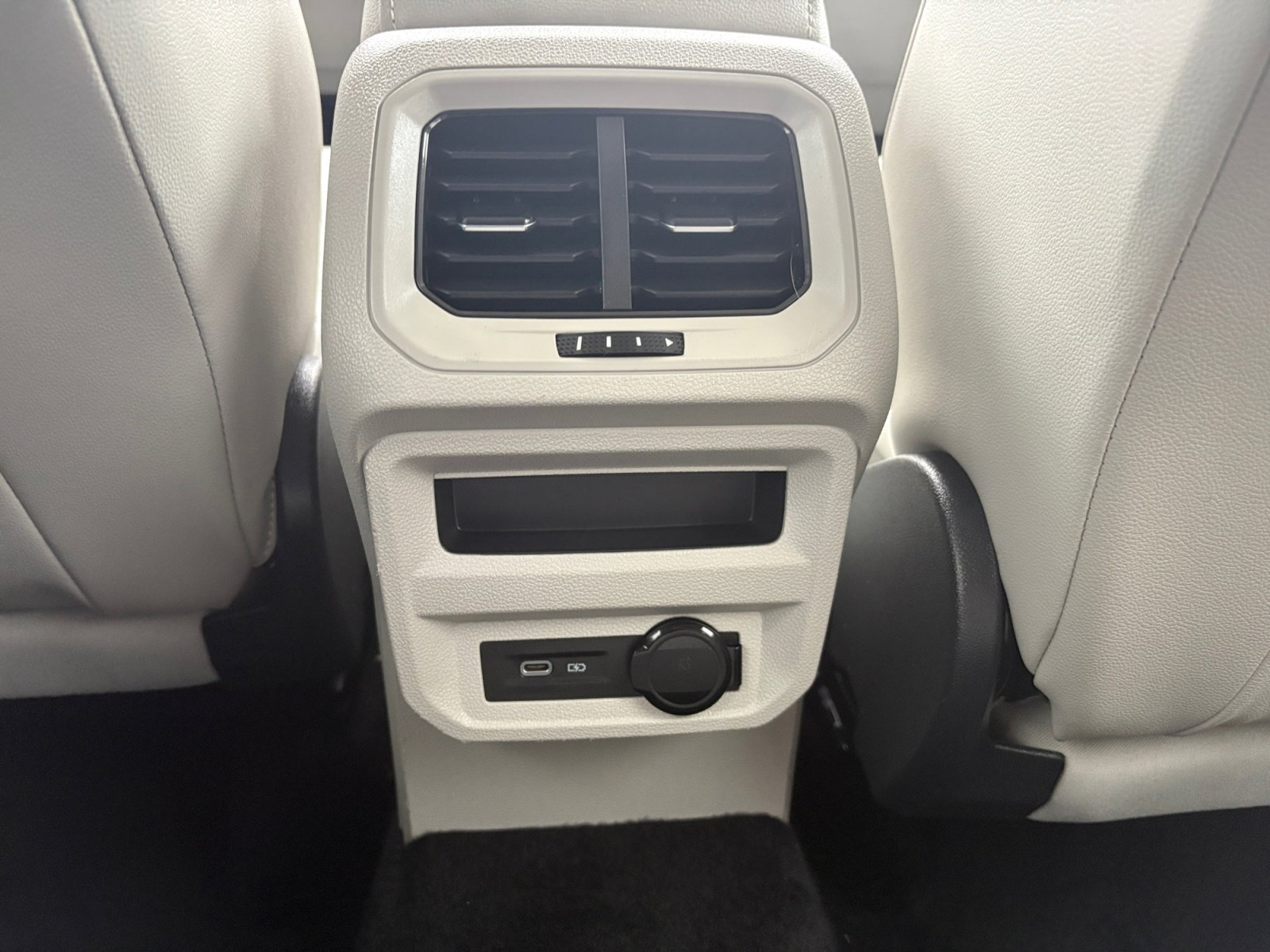 Used 2022 Volkswagen Tiguan SE image 19