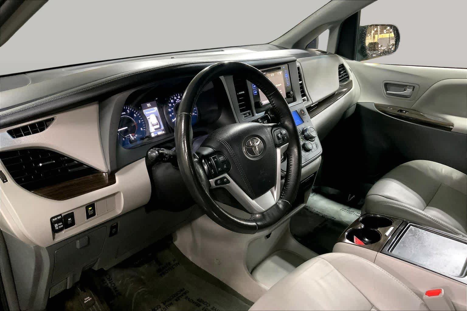 Used 2017 Toyota Sienna XLE FWD image 18