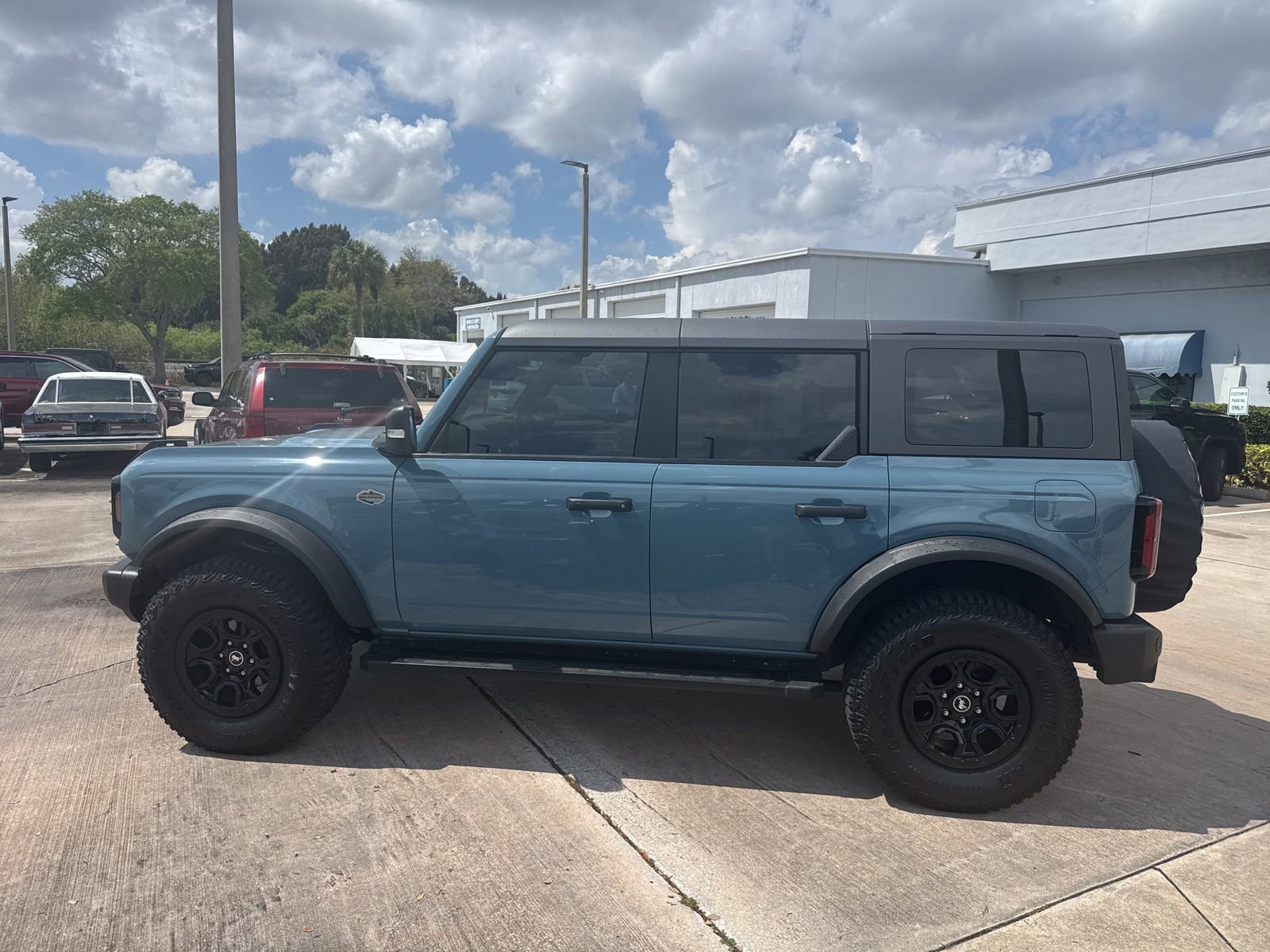 Used 2023 Ford Bronco Wildtrak image 2