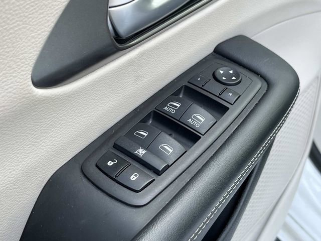 Used 2024 Chrysler Pacifica Limited FWD image 30
