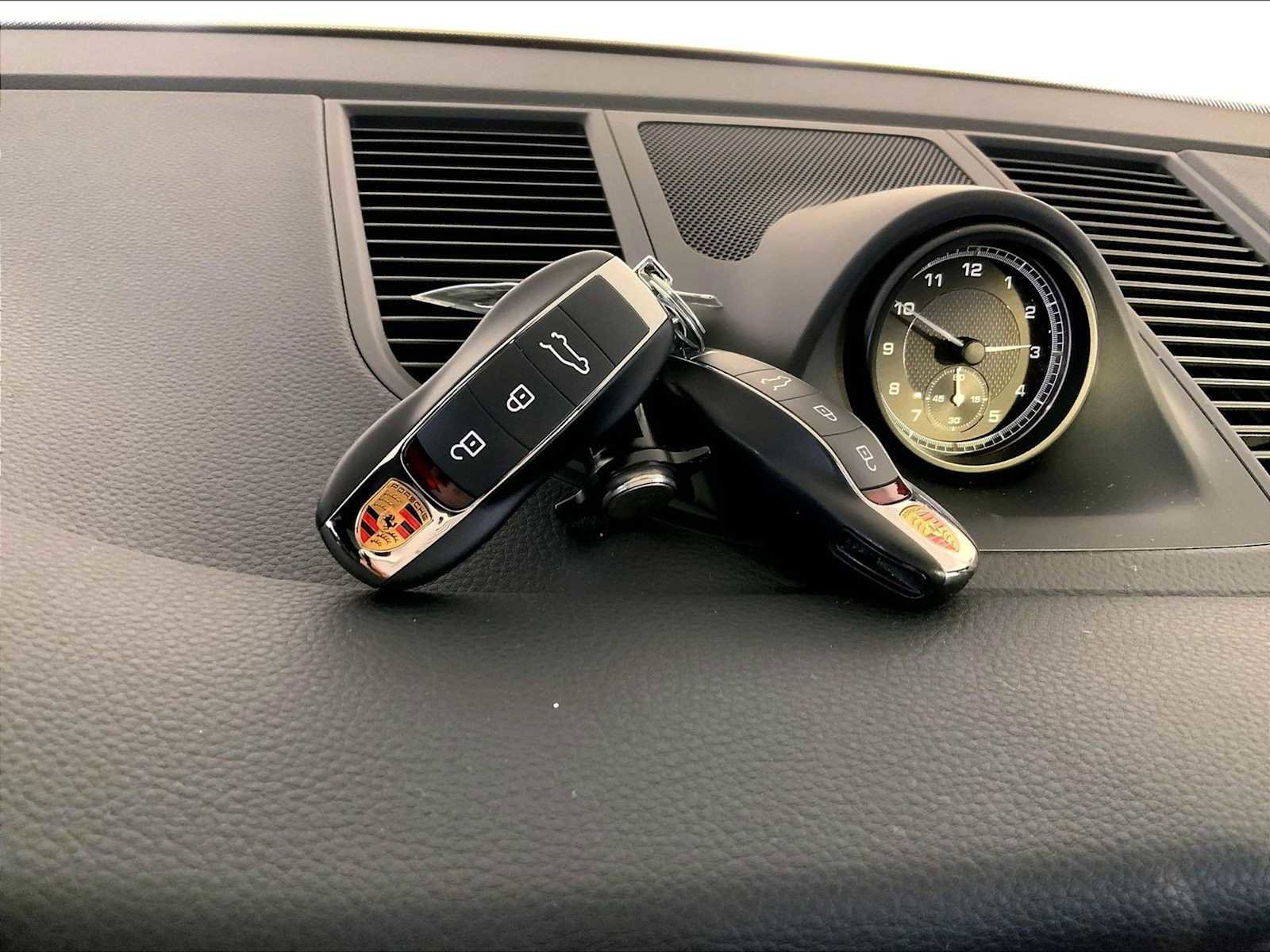 Certified 2025 Porsche Macan image 21