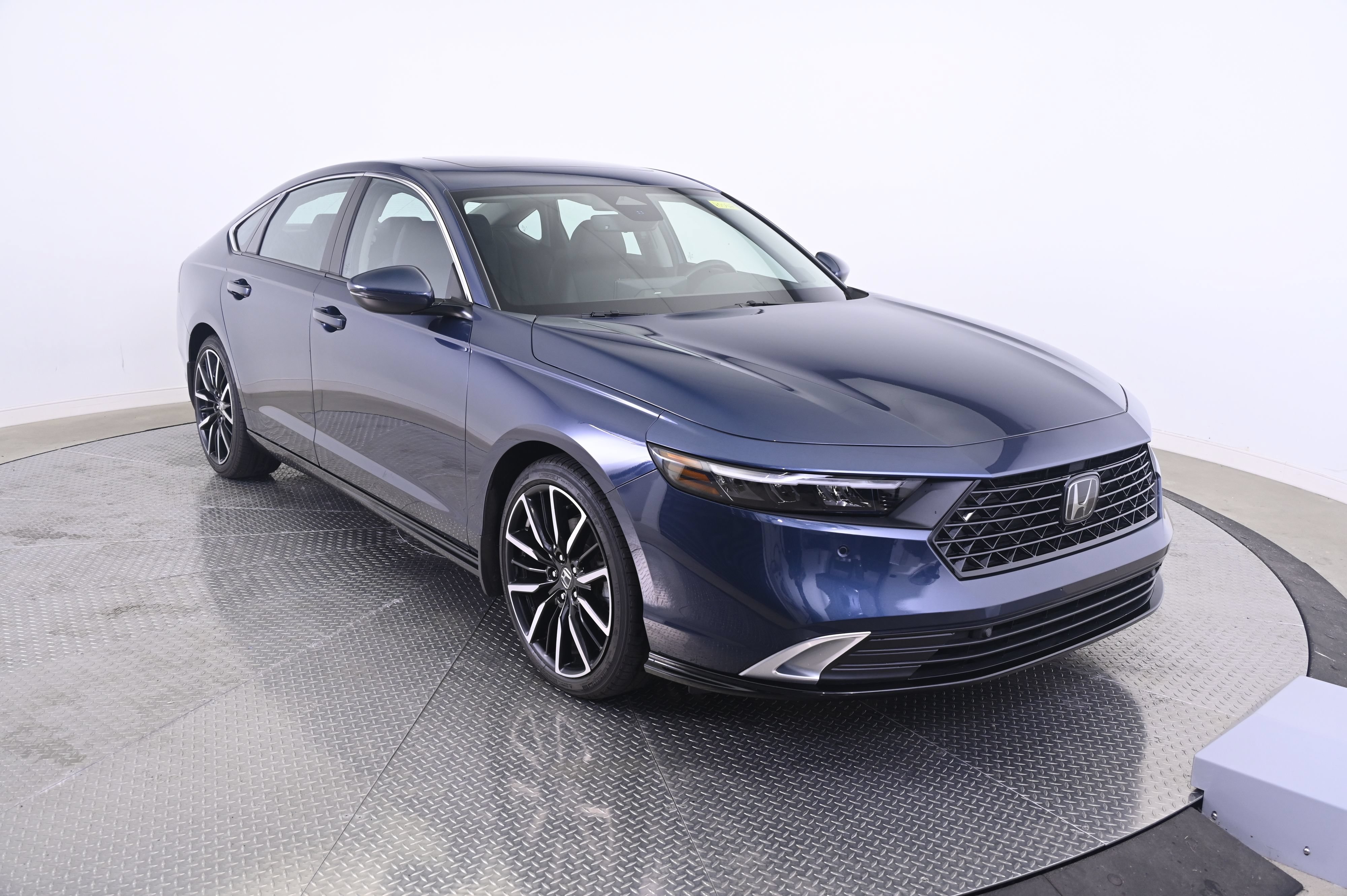 Used 2023 Honda Accord Touring image 9