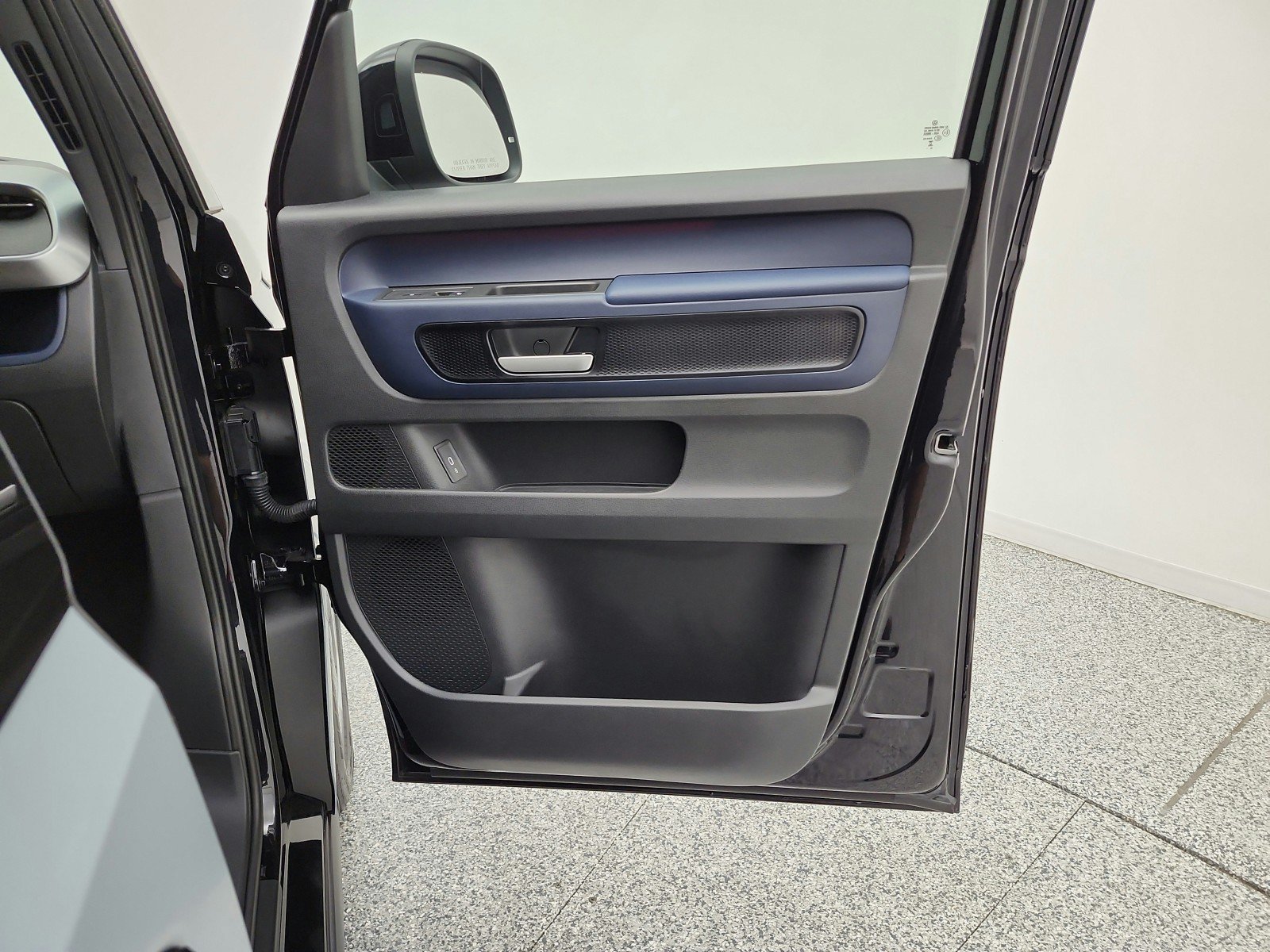 Used 2025 Volkswagen ID. Buzz Pro S RWD image 21