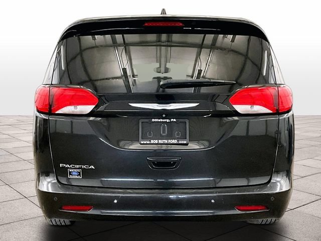 Used 2017 Chrysler Pacifica Touring w/ Tire & Wheel Group FWD image 4