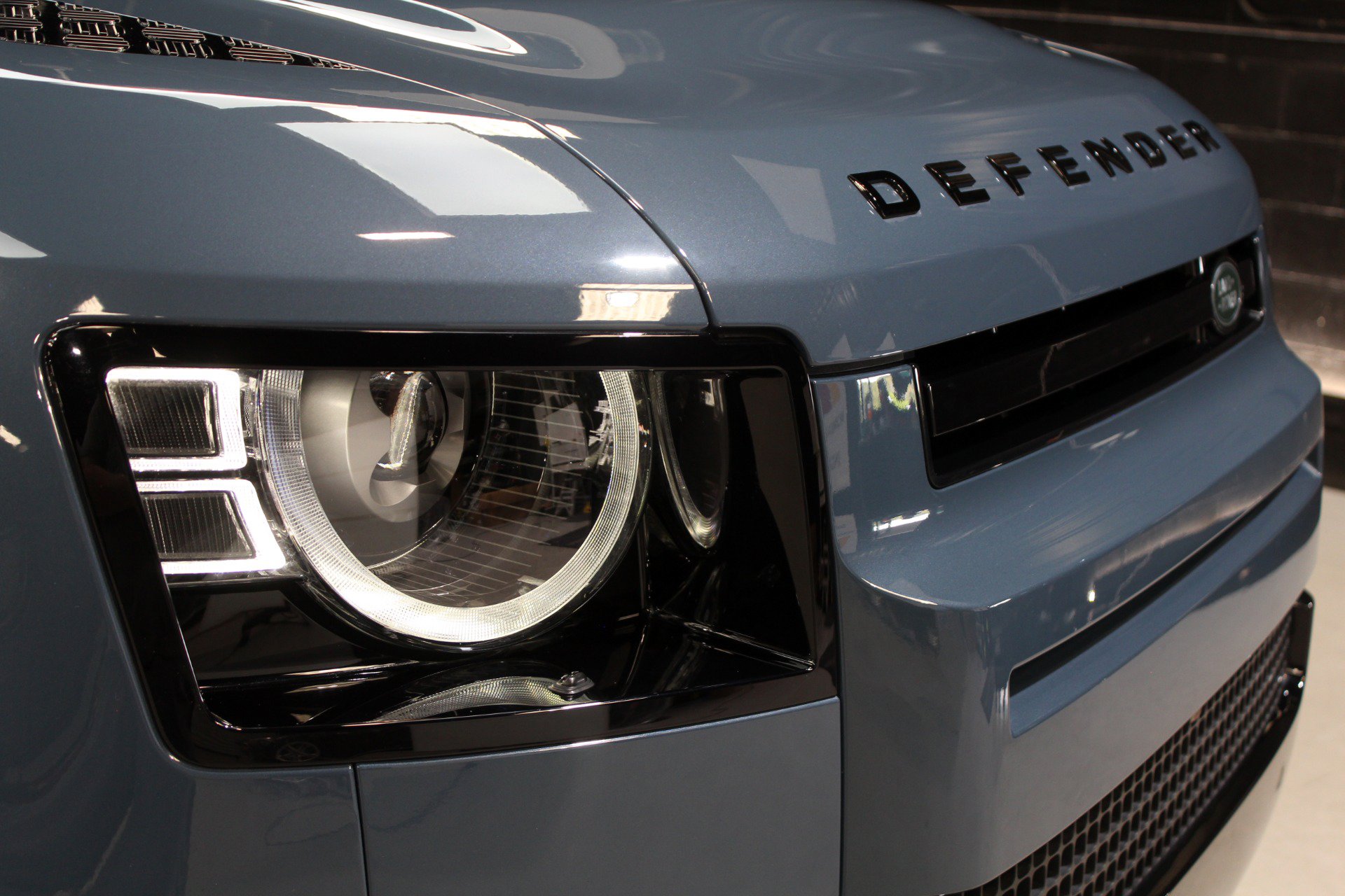 Used 2025 Land Rover Defender 110 X-Dynamic SE AWD/4WD image 8