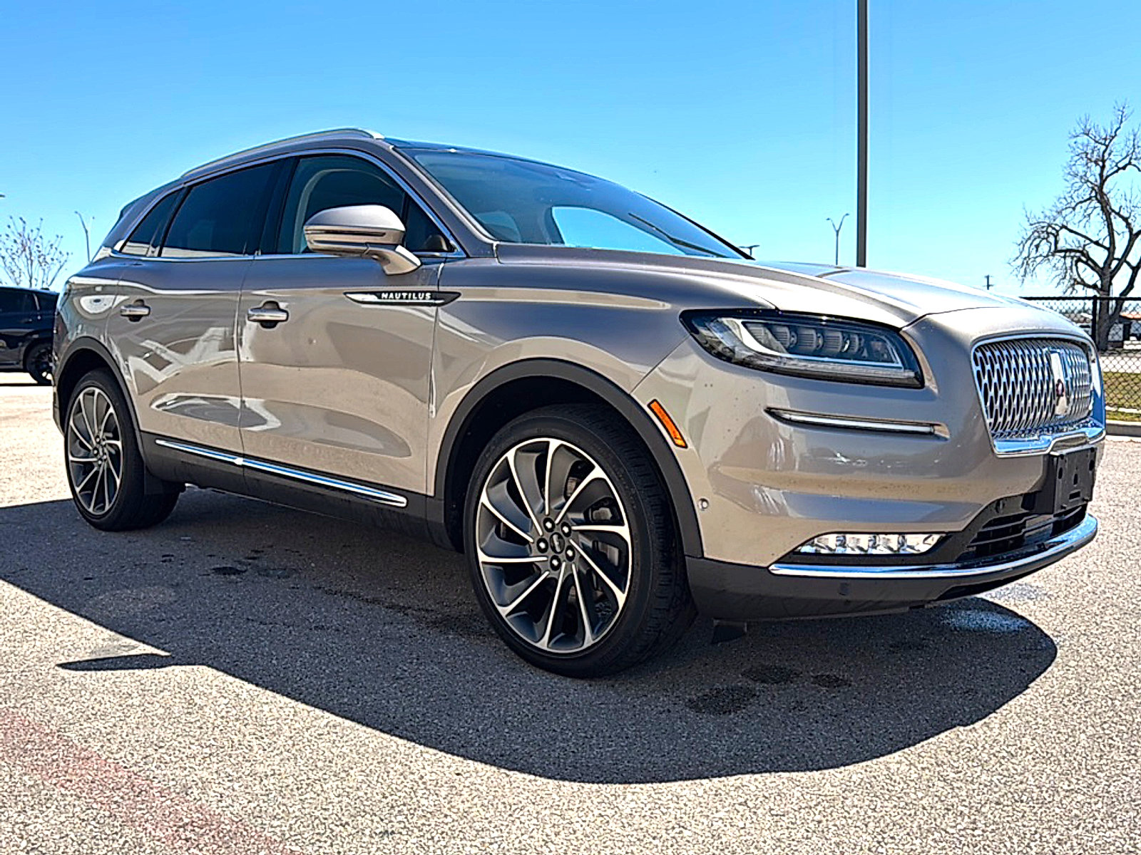 Used 2021 Lincoln Nautilus Reserve w/ Equipment Group 202A image 3