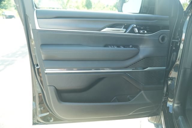 New 2026 Jeep Grand Wagoneer Summit AWD/4WD image 13