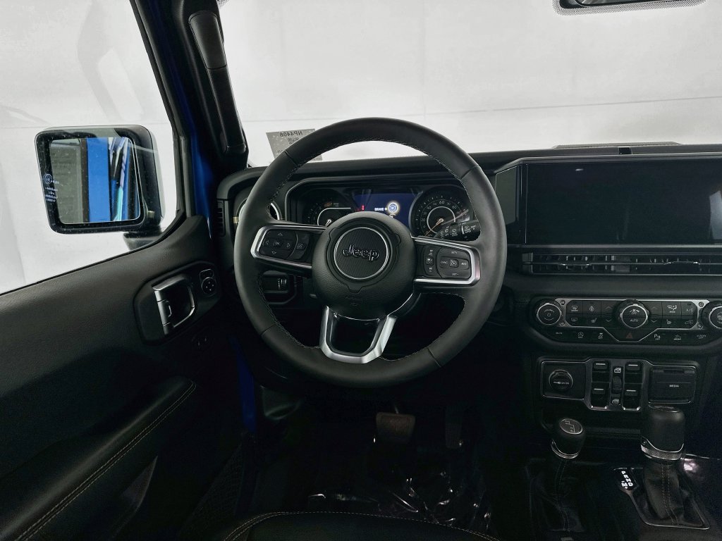 Used 2025 Jeep Wrangler Unlimited Sahara AWD/4WD image 31