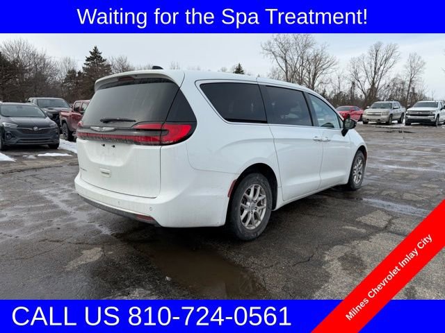 Used 2024 Chrysler Pacifica Touring-L image 2
