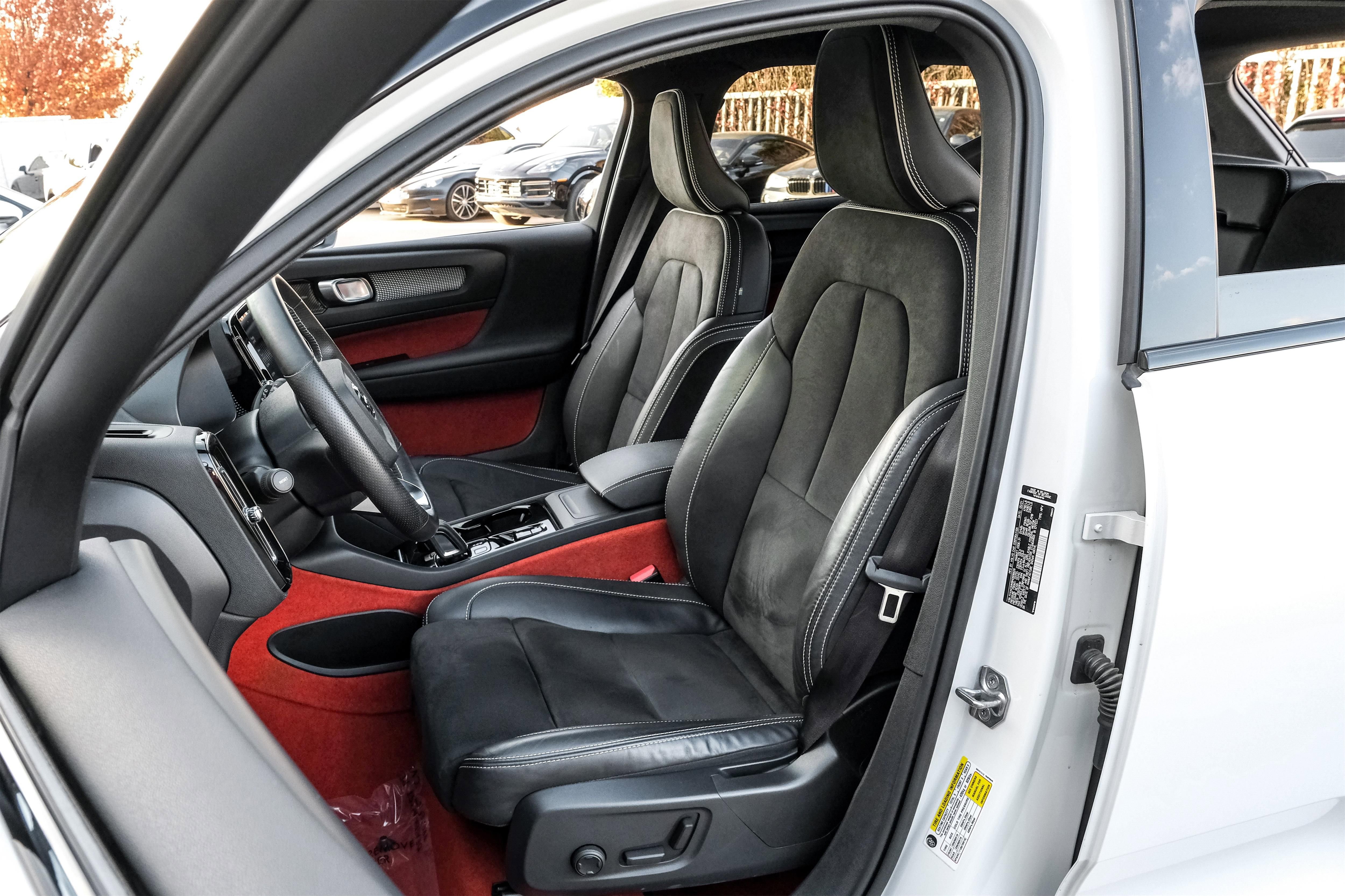 Used 2021 Volvo XC40 T4 R-Design image 33