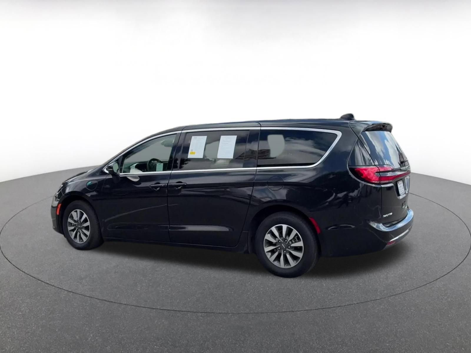 Used 2023 Chrysler Pacifica Touring-L image 10