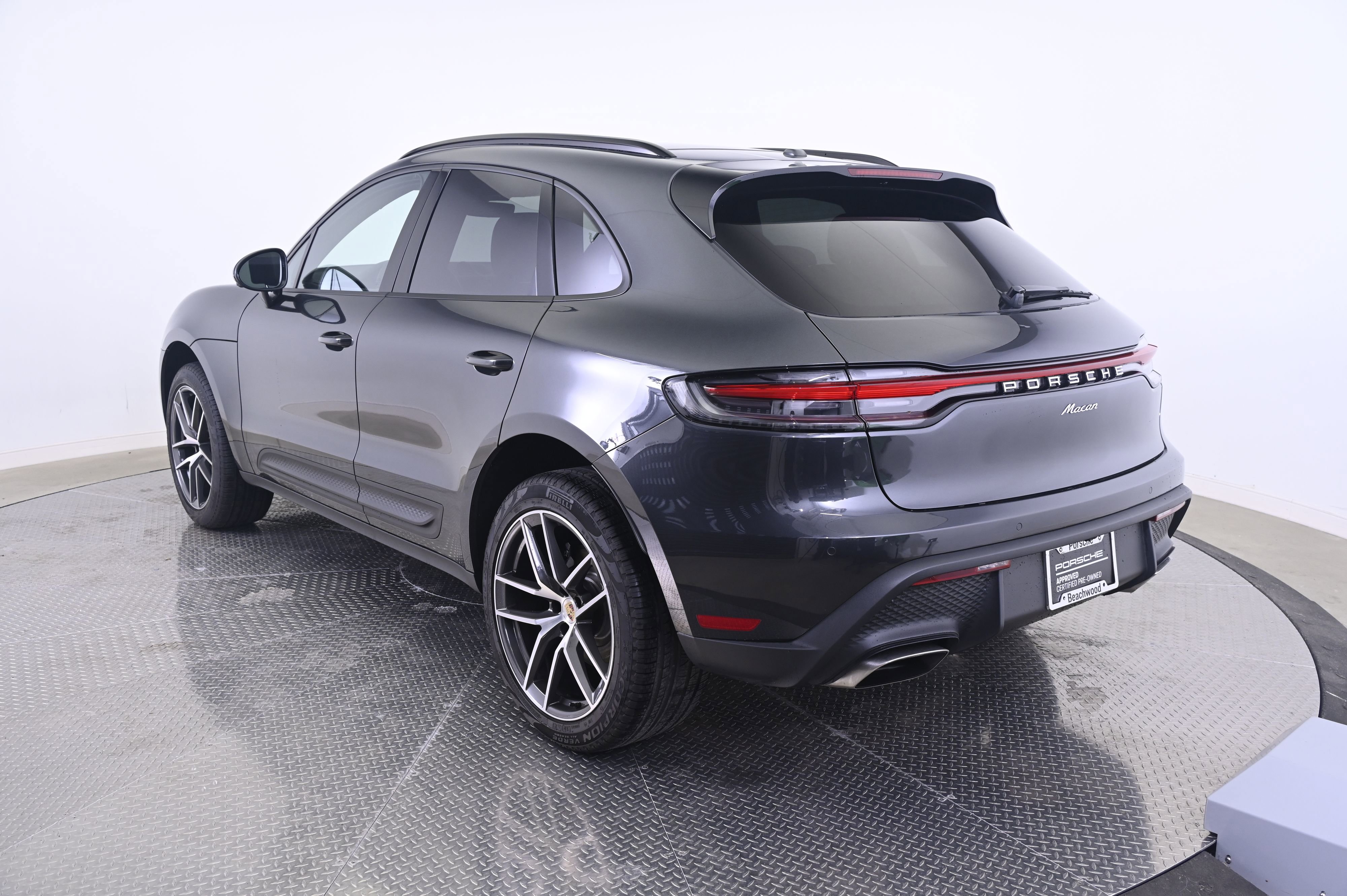 Certified 2025 Porsche Macan AWD/4WD image 3