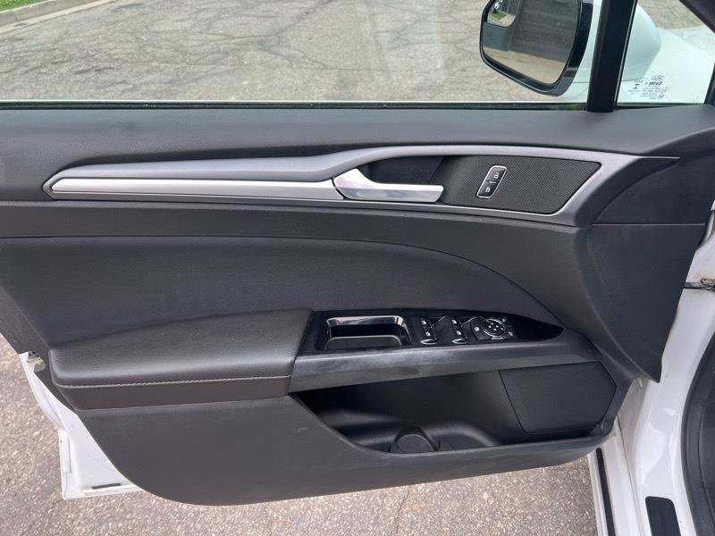 Used 2015 Ford Fusion SE FWD image 18
