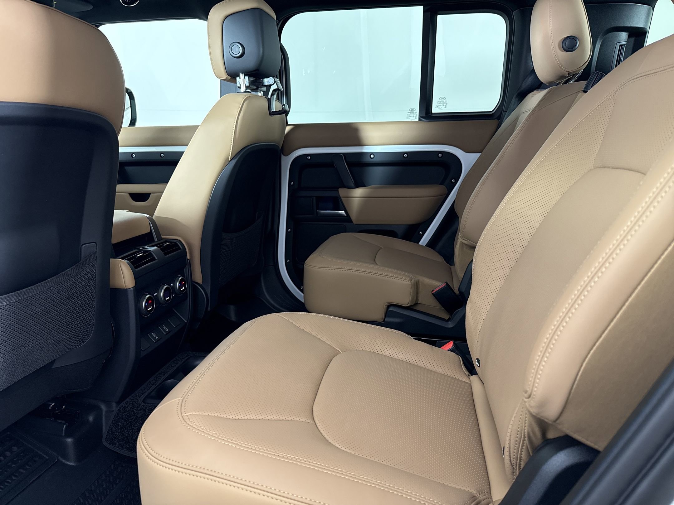 New 2026 Land Rover Defender 130 X-Dynamic SE AWD/4WD image 24