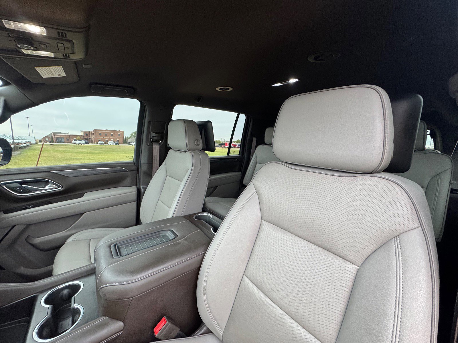 Used 2023 GMC Yukon XL SLT w/ SLT Luxury Package image 10