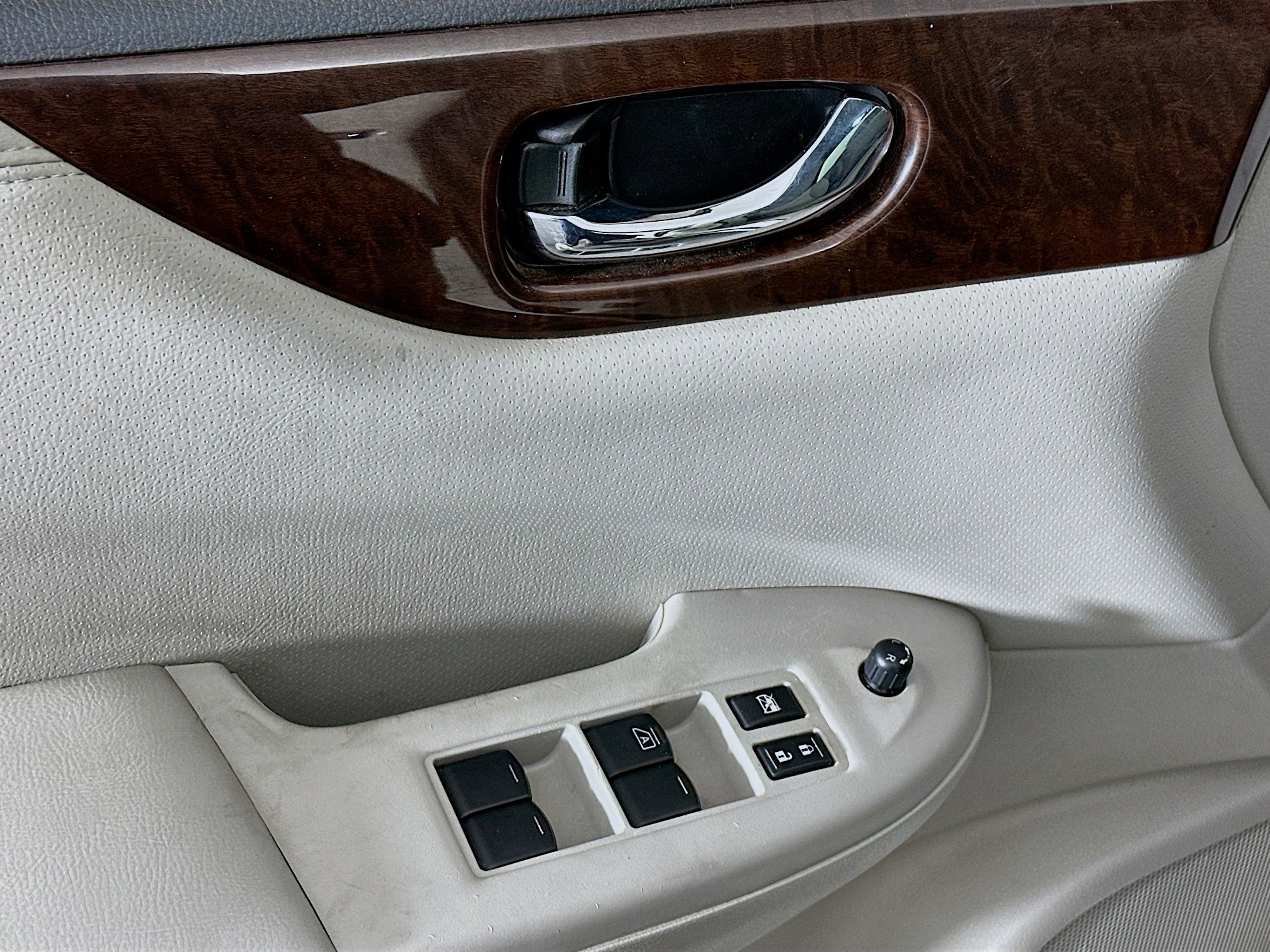 Used 2012 Nissan Quest S image 15