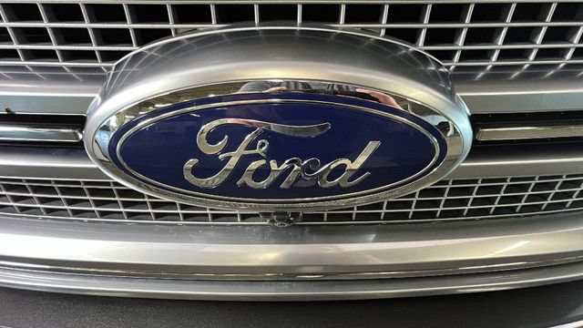 Used 2017 Ford F150 Platinum w/ Equipment Group 701A Luxury AWD/4WD image 8