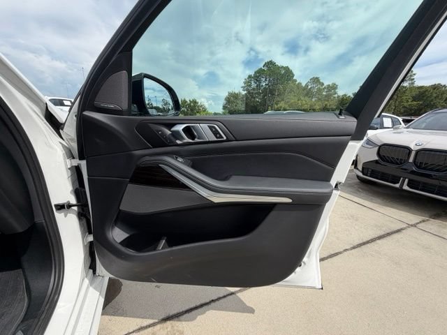Used 2024 BMW X7 xDrive40i w/ M Sport Package AWD/4WD image 38