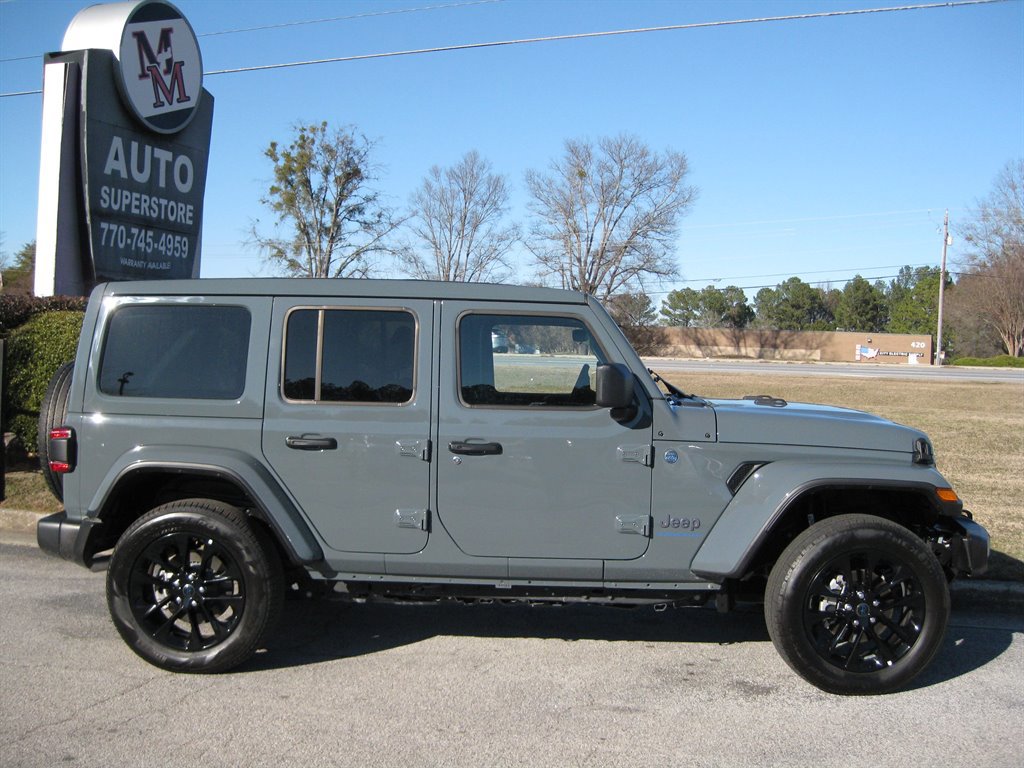 Used 2025 Jeep Wrangler Unlimited Sahara w/ Safety Group image 9