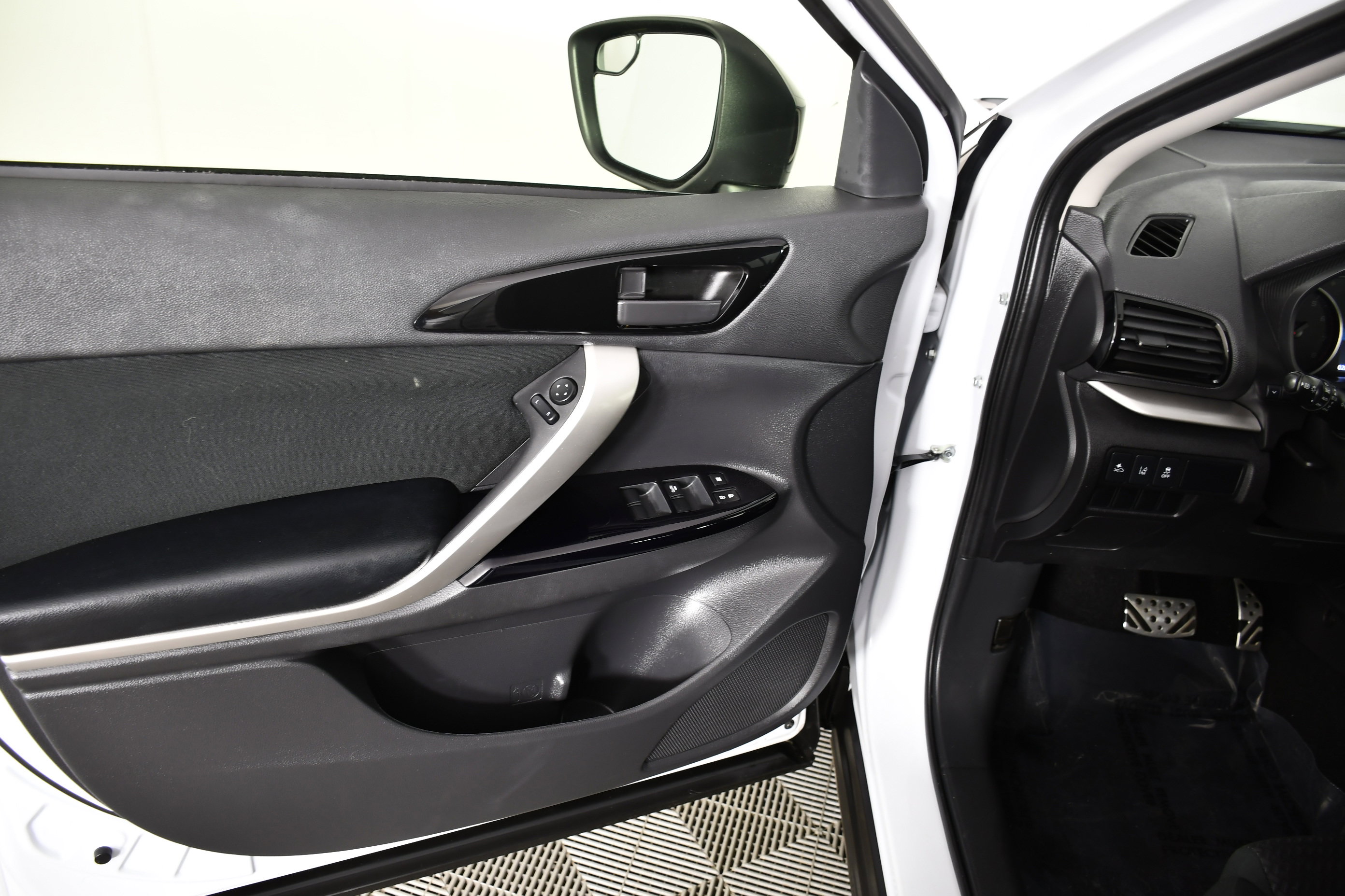 Used 2023 Mitsubishi Eclipse Cross LE AWD/4WD image 35