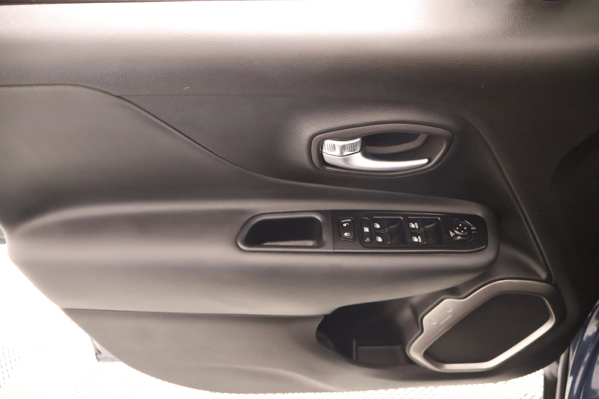 Used 2022 Jeep Renegade Latitude AWD/4WD image 16