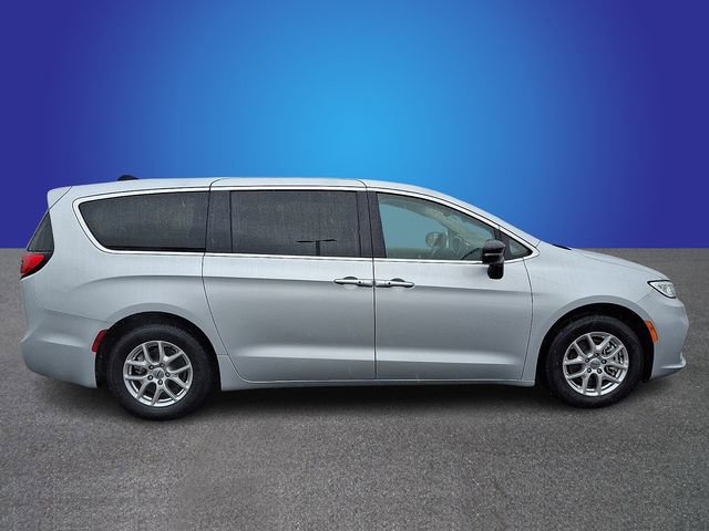 Used 2024 Chrysler Pacifica Touring-L image 4