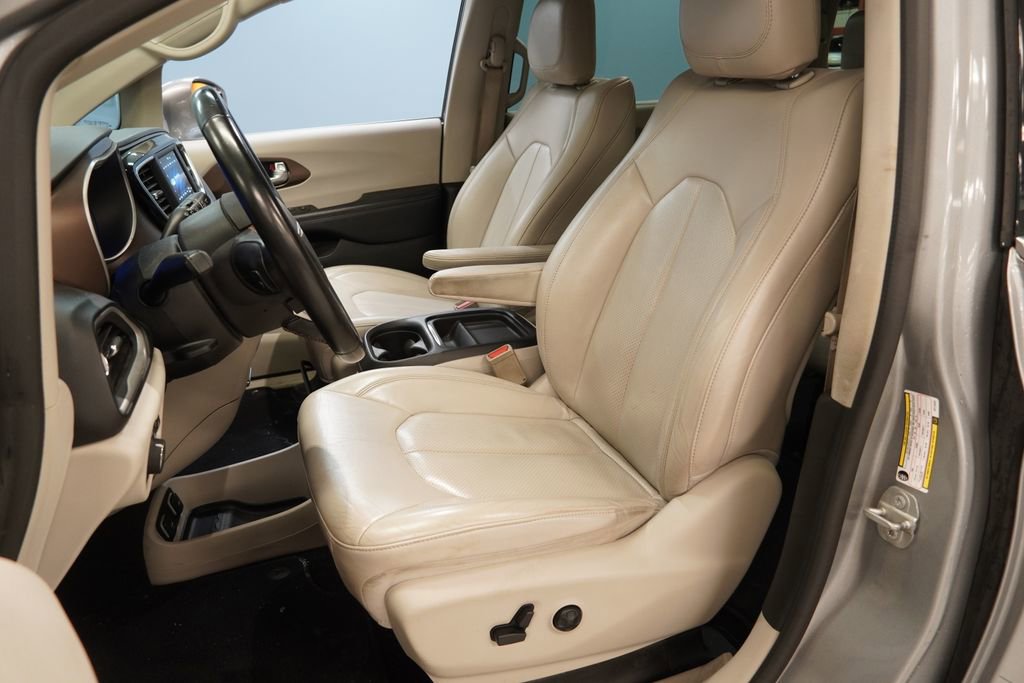 Used 2018 Chrysler Pacifica Touring-L FWD image 3