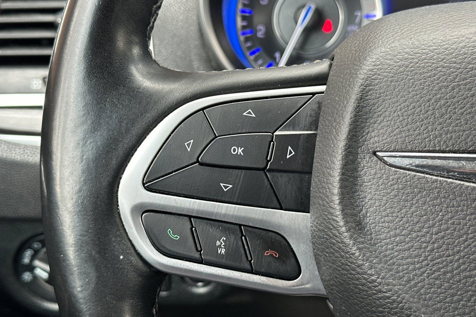 Used 2018 Chrysler 300 Limited image 30