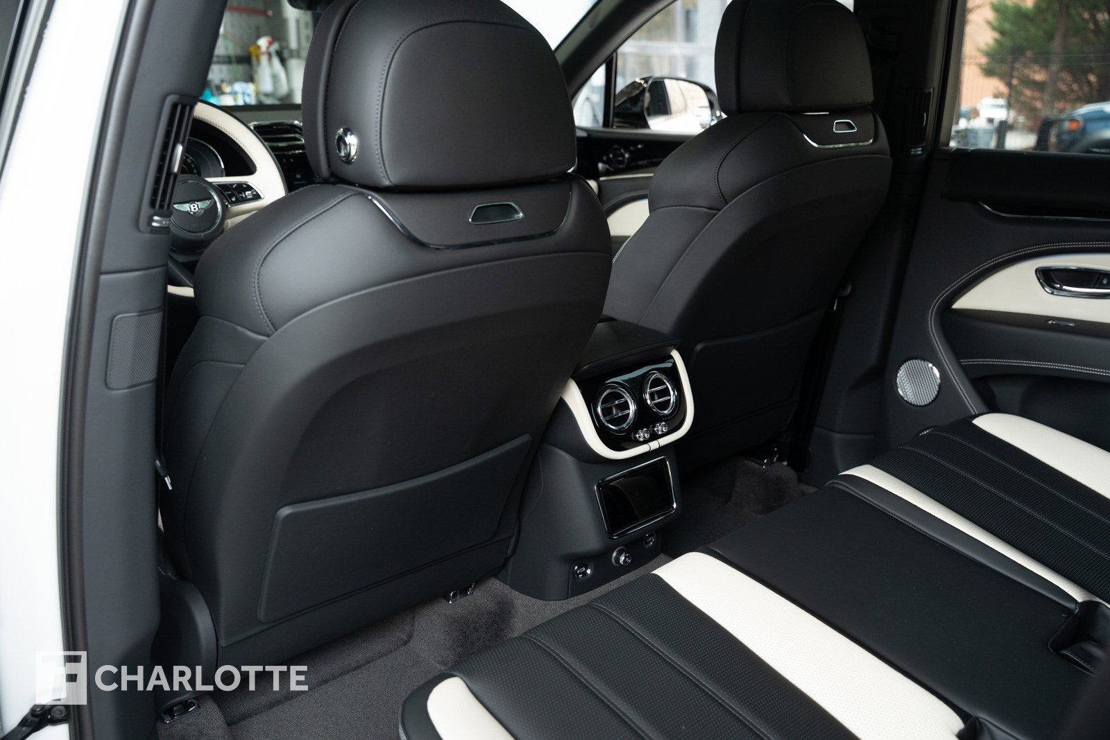 Used 2024 Bentley Bentayga image 33