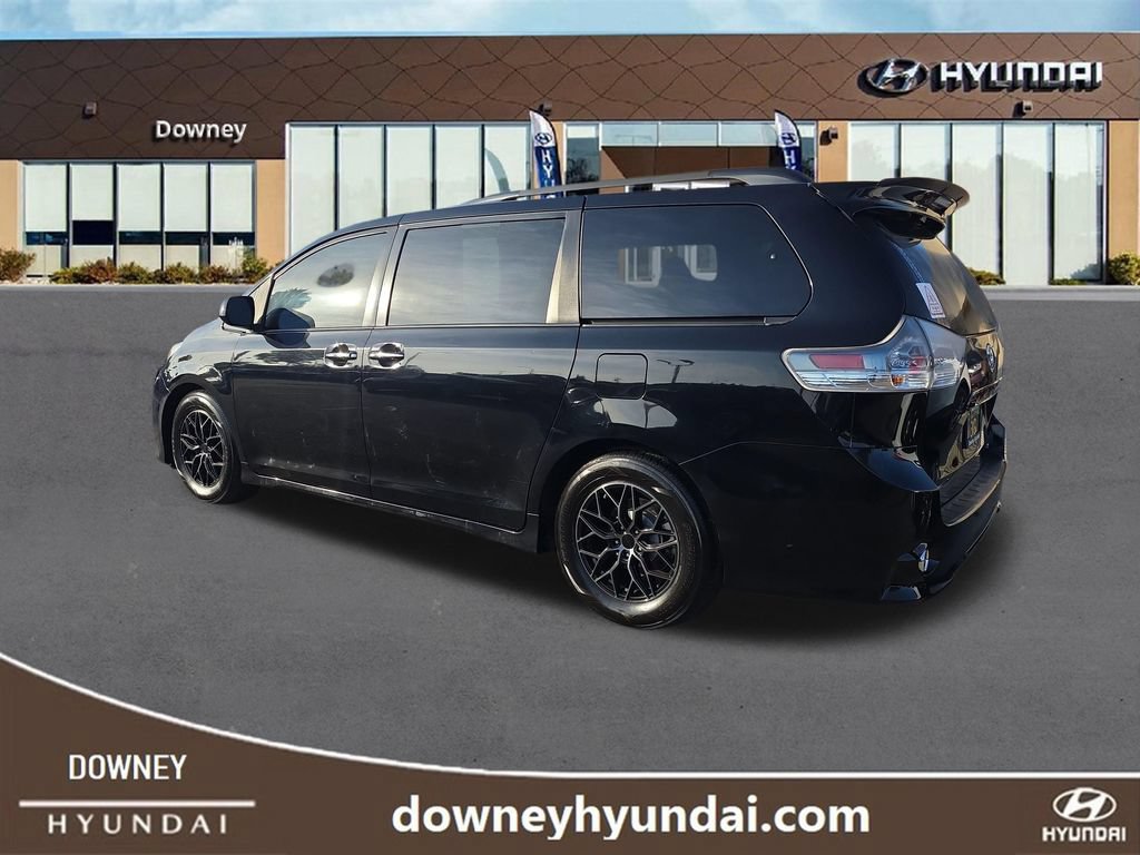 Used 2016 Toyota Sienna SE Premium FWD image 3