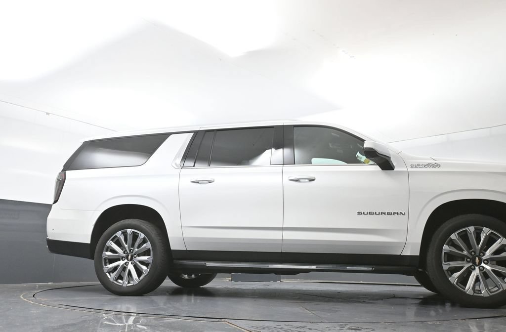 Used 2025 Chevrolet Suburban High Country AWD/4WD image 52