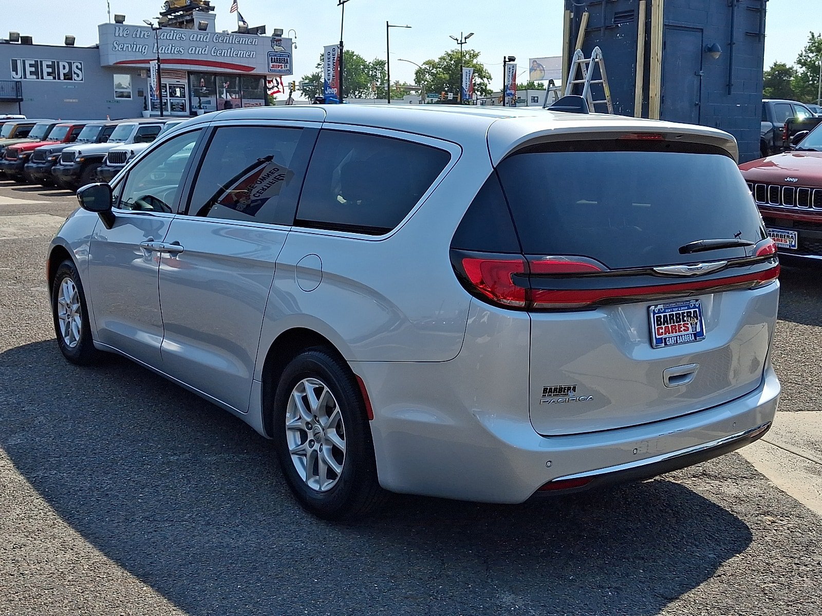 Used 2024 Chrysler Pacifica Touring-L FWD image 4