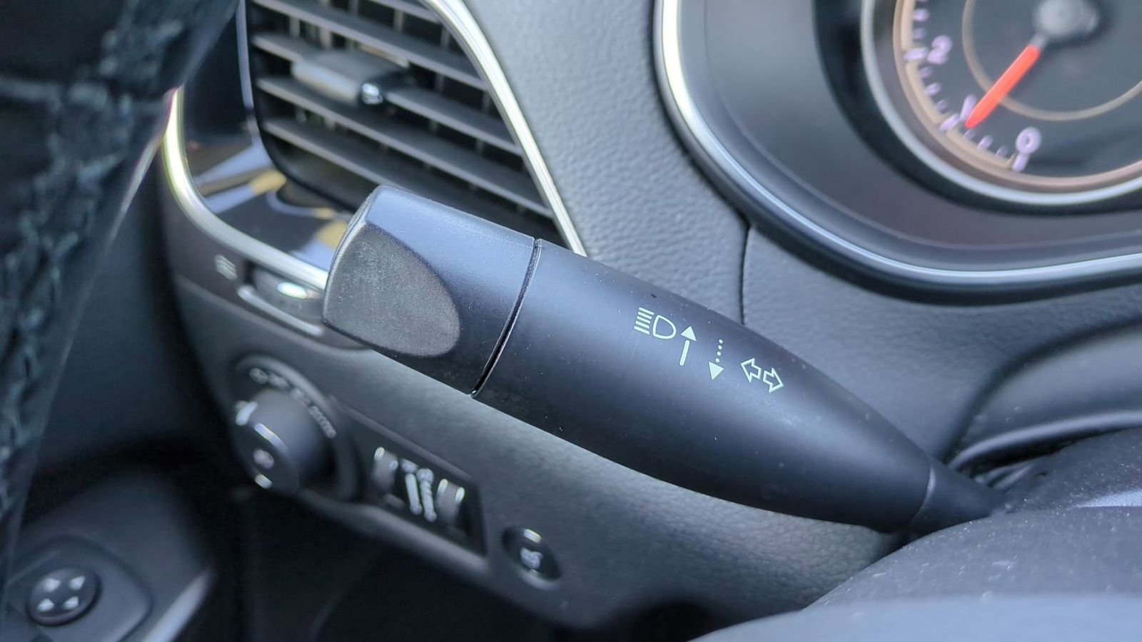 Used 2020 Jeep Cherokee Limited image 27